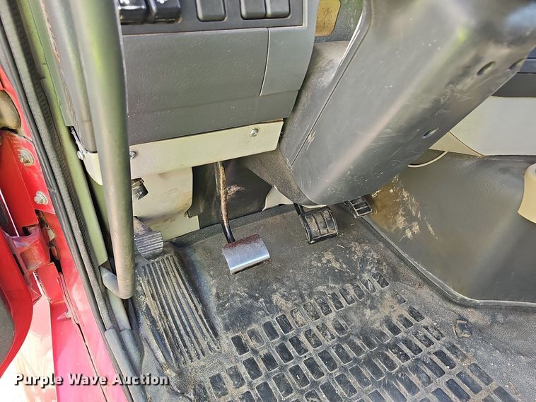 image for item NX9069 2007 Volvo  VHD semi truck