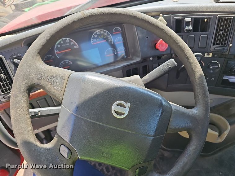 image for item NX9069 2007 Volvo  VHD semi truck