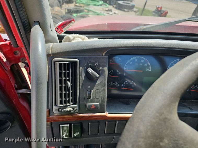 image for item NX9069 2007 Volvo  VHD semi truck