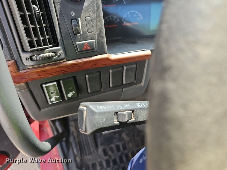 image for item NX9069 2007 Volvo  VHD semi truck