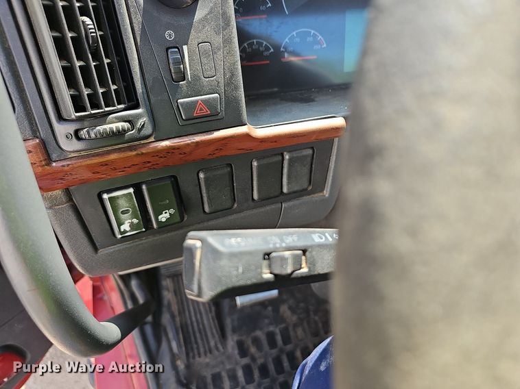 image for item NX9069 2007 Volvo  VHD semi truck