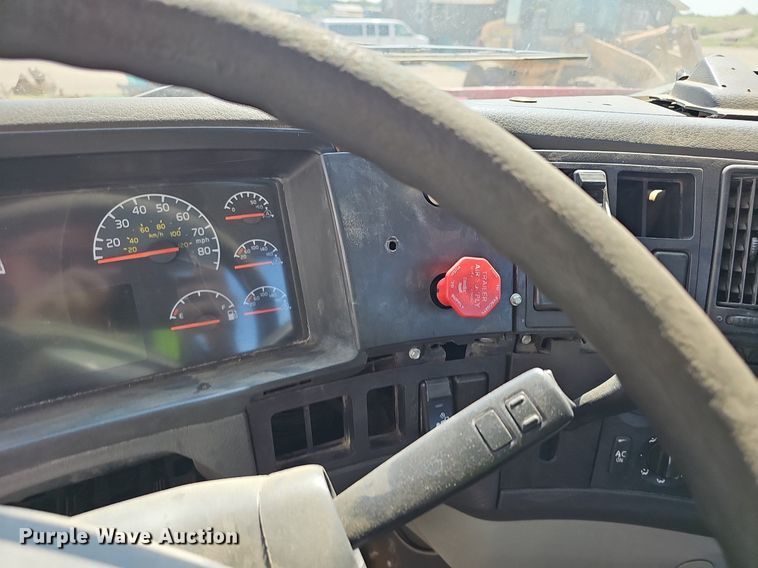 image for item NX9069 2007 Volvo  VHD semi truck