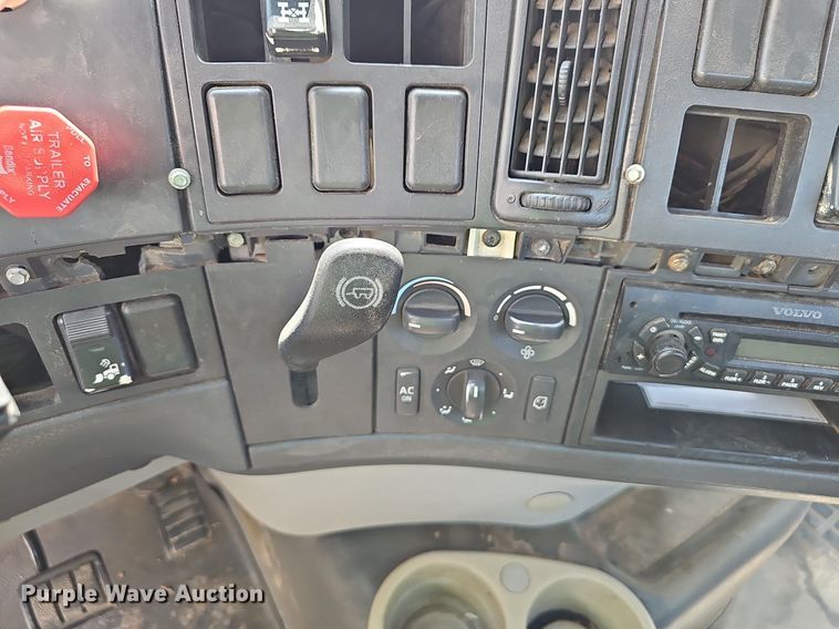 image for item NX9069 2007 Volvo  VHD semi truck