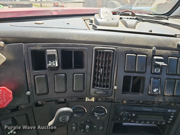 image for item NX9069 2007 Volvo  VHD semi truck