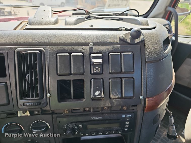 image for item NX9069 2007 Volvo  VHD semi truck