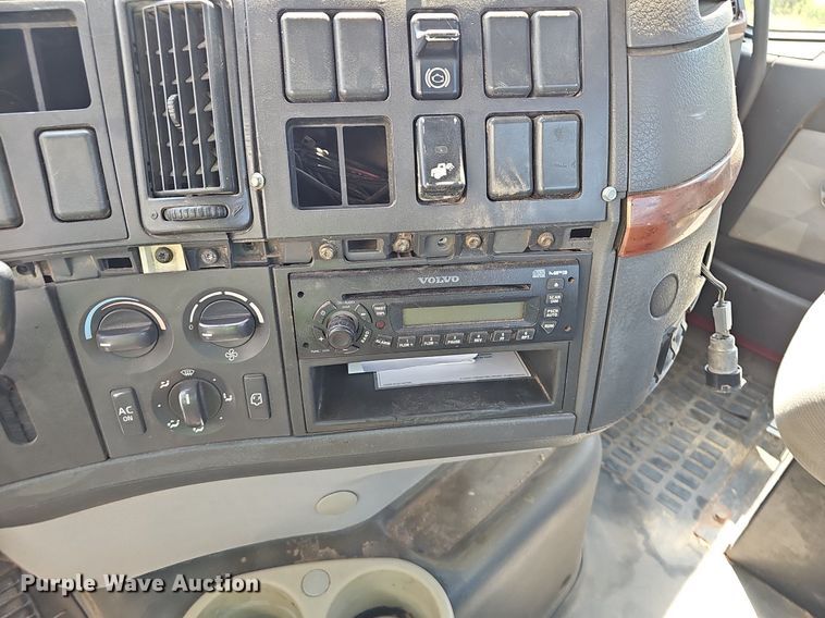 image for item NX9069 2007 Volvo  VHD semi truck