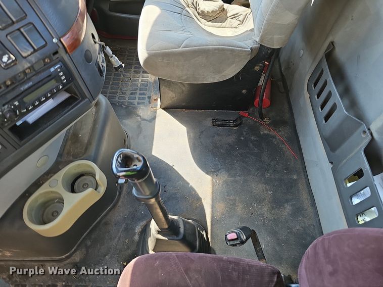 image for item NX9069 2007 Volvo  VHD semi truck