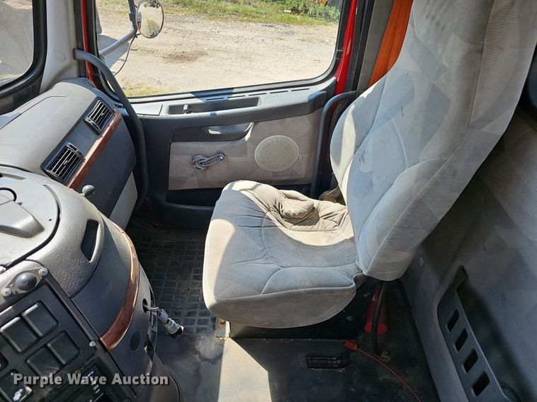 image for item NX9069 2007 Volvo  VHD semi truck