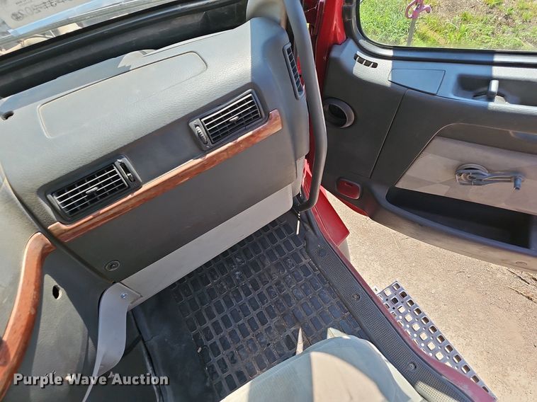 image for item NX9069 2007 Volvo  VHD semi truck