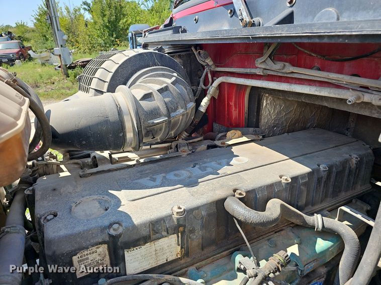 image for item NX9069 2007 Volvo  VHD semi truck