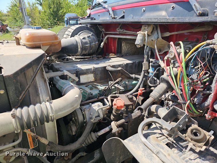 image for item NX9069 2007 Volvo  VHD semi truck