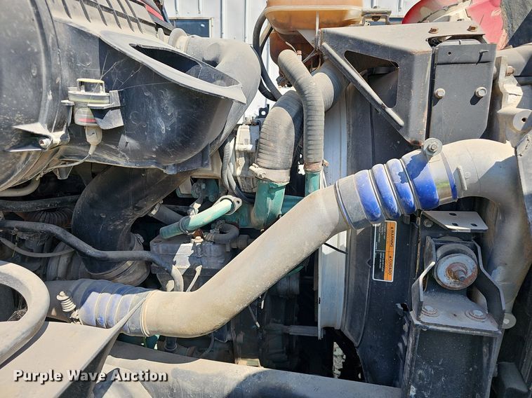 image for item NX9069 2007 Volvo  VHD semi truck