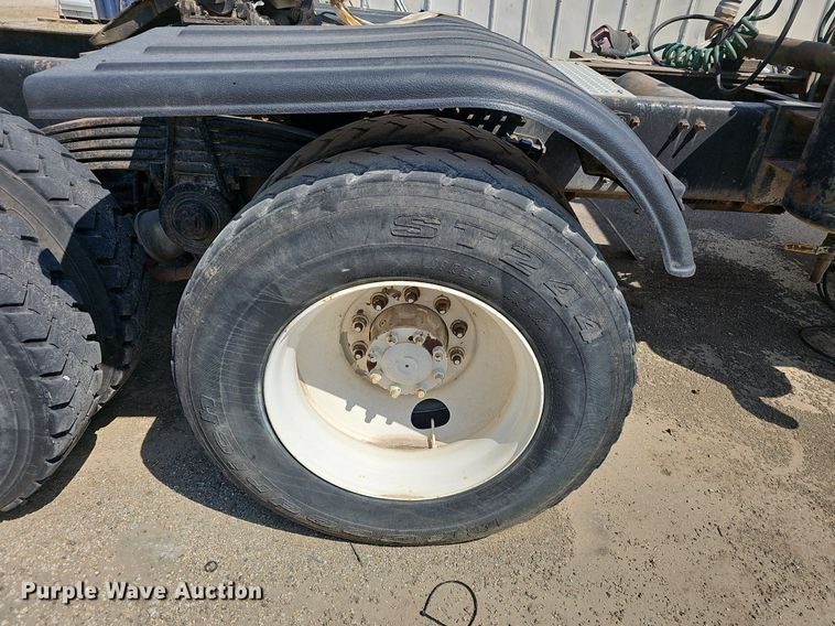 image for item NX9069 2007 Volvo  VHD semi truck