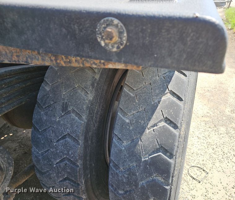 image for item NX9069 2007 Volvo  VHD semi truck