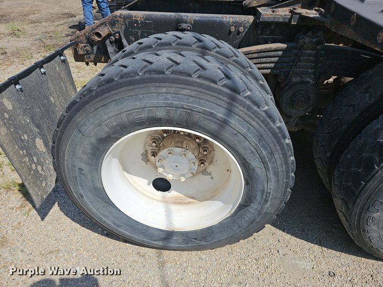 image for item NX9069 2007 Volvo  VHD semi truck