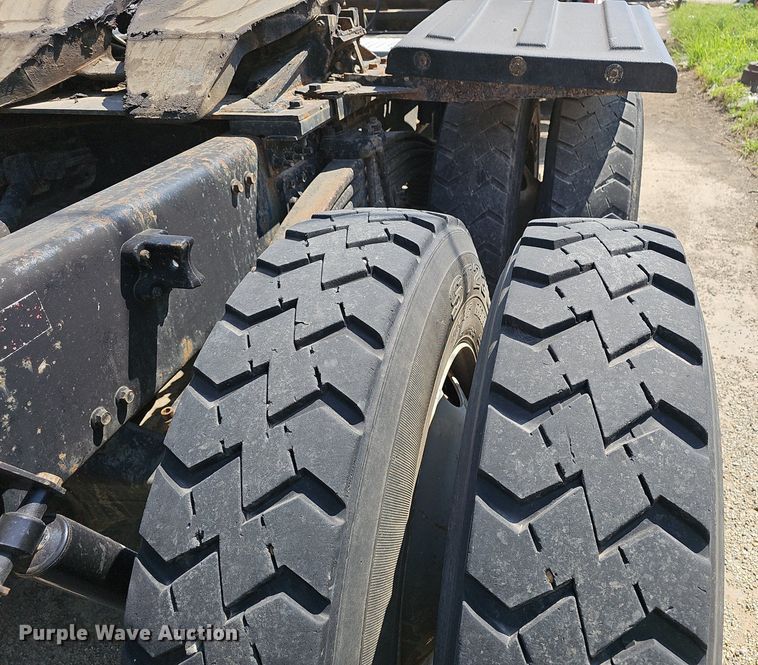 image for item NX9069 2007 Volvo  VHD semi truck