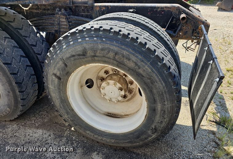 image for item NX9069 2007 Volvo  VHD semi truck