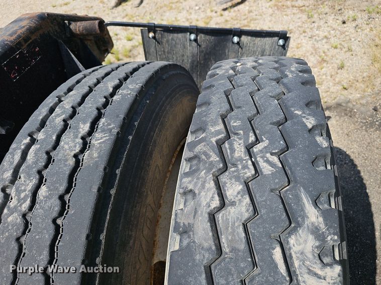 image for item NX9069 2007 Volvo  VHD semi truck