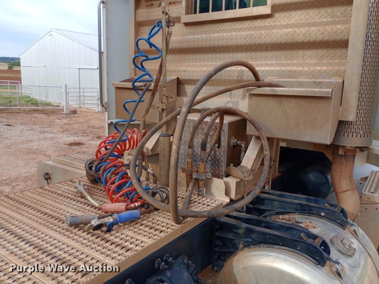 image for item NY9515 2011 Peterbilt 386 semi truck