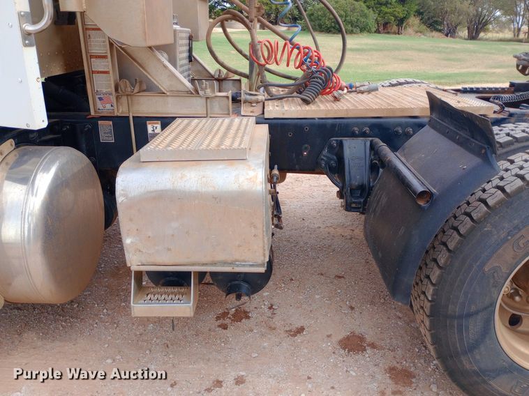 image for item NY9515 2011 Peterbilt 386 semi truck