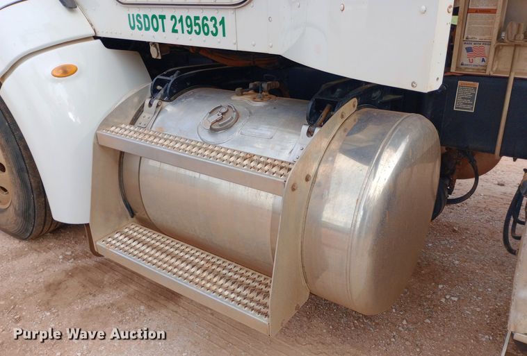 image for item NY9515 2011 Peterbilt 386 semi truck