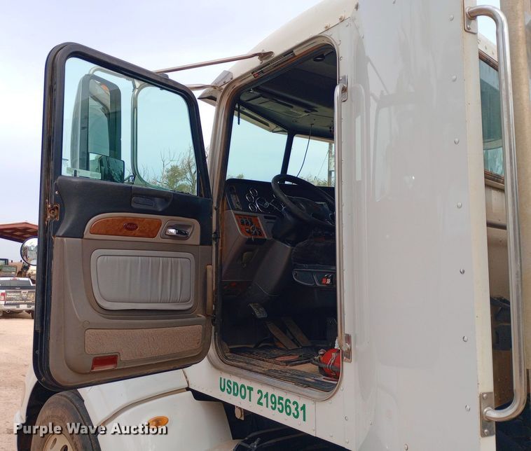 image for item NY9515 2011 Peterbilt 386 semi truck