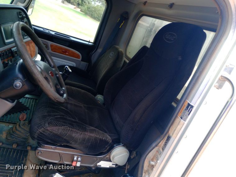 image for item NY9515 2011 Peterbilt 386 semi truck