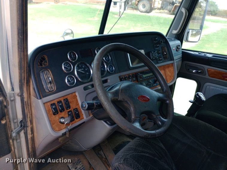 image for item NY9515 2011 Peterbilt 386 semi truck