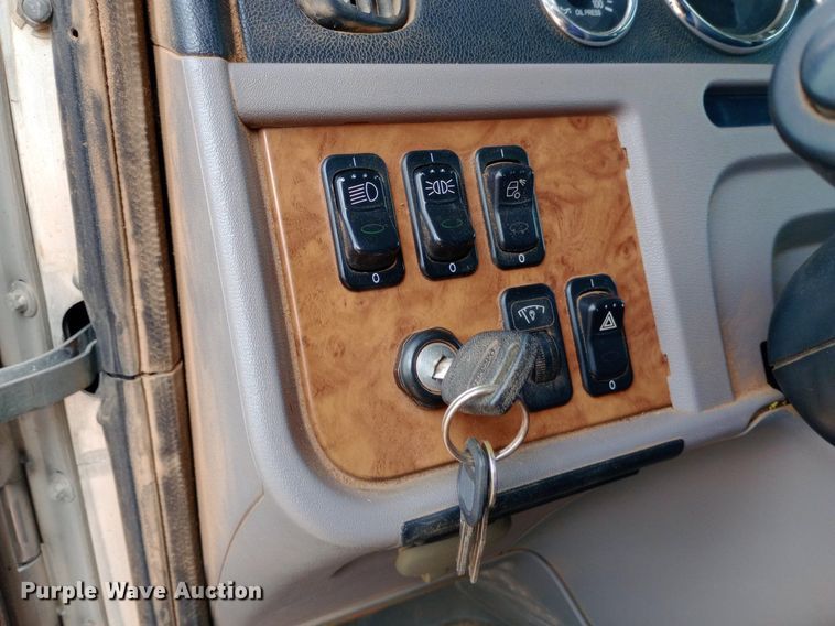 image for item NY9515 2011 Peterbilt 386 semi truck