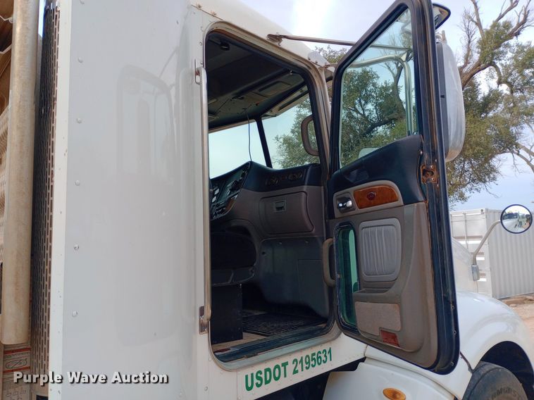 image for item NY9515 2011 Peterbilt 386 semi truck