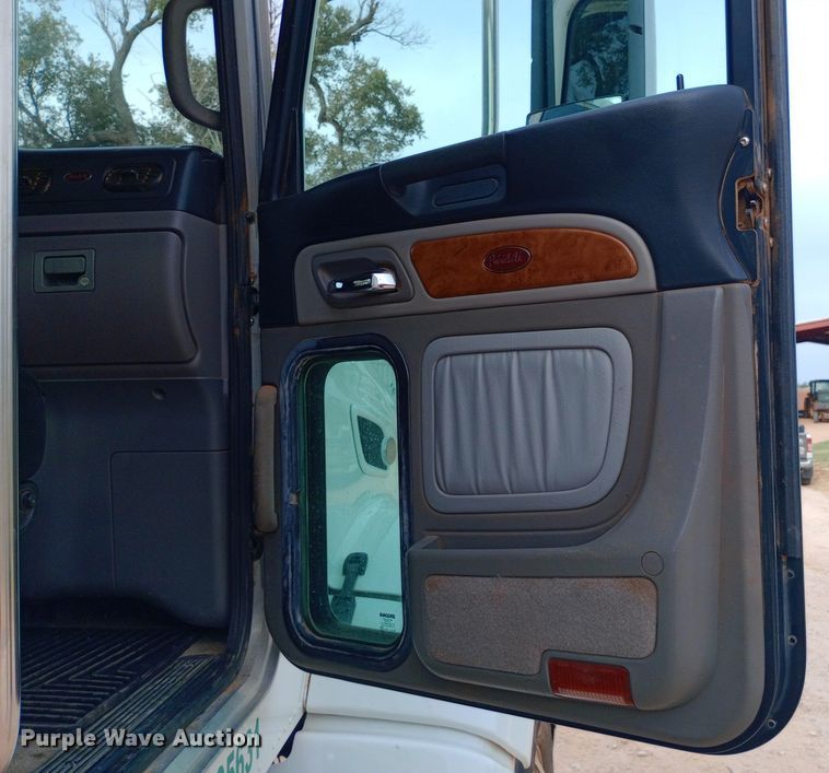 image for item NY9515 2011 Peterbilt 386 semi truck