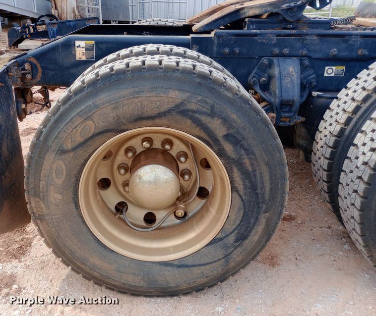 image for item NY9515 2011 Peterbilt 386 semi truck