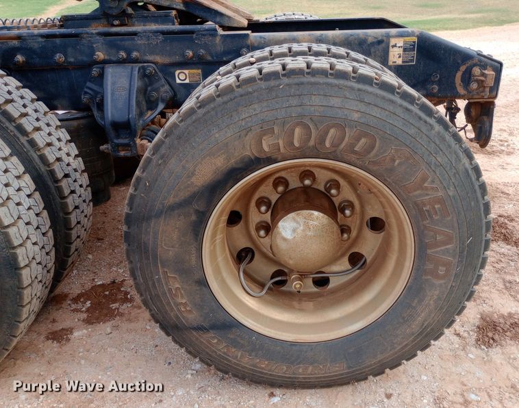 image for item NY9515 2011 Peterbilt 386 semi truck