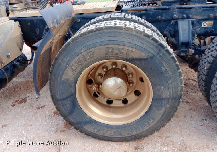 image for item NY9515 2011 Peterbilt 386 semi truck