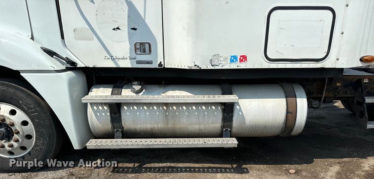 image for item OG9601 2006 Freightliner  Columbia  semi truck