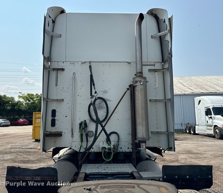 image for item OG9601 2006 Freightliner  Columbia  semi truck