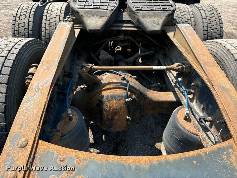 image for item OG9601 2006 Freightliner  Columbia  semi truck