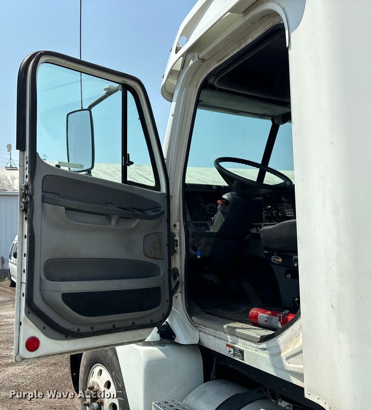 image for item OG9601 2006 Freightliner  Columbia  semi truck