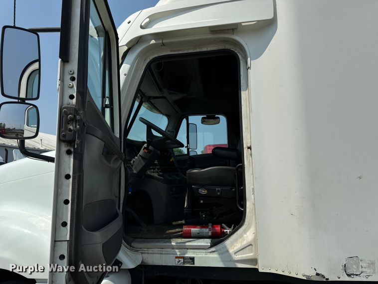 image for item OG9601 2006 Freightliner  Columbia  semi truck