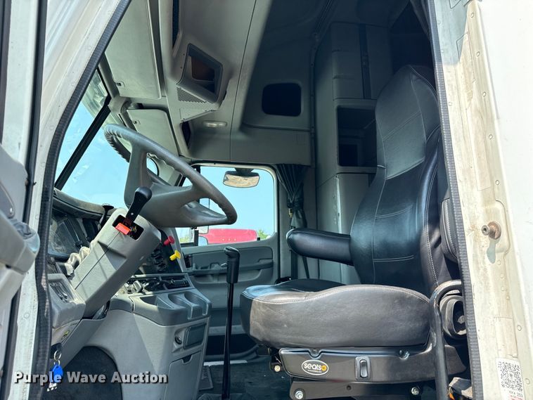 image for item OG9601 2006 Freightliner  Columbia  semi truck