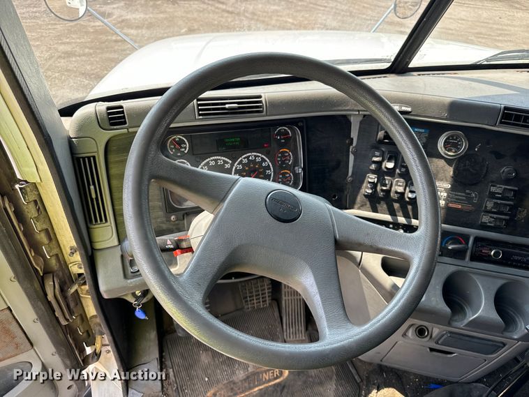 image for item OG9601 2006 Freightliner  Columbia  semi truck