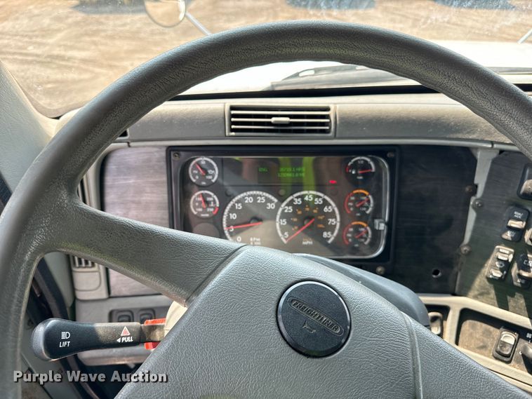 image for item OG9601 2006 Freightliner  Columbia  semi truck