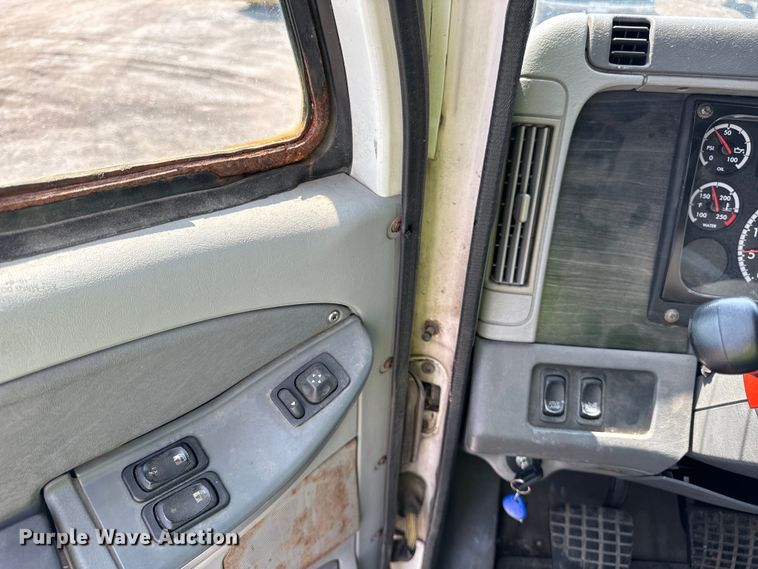 image for item OG9601 2006 Freightliner  Columbia  semi truck