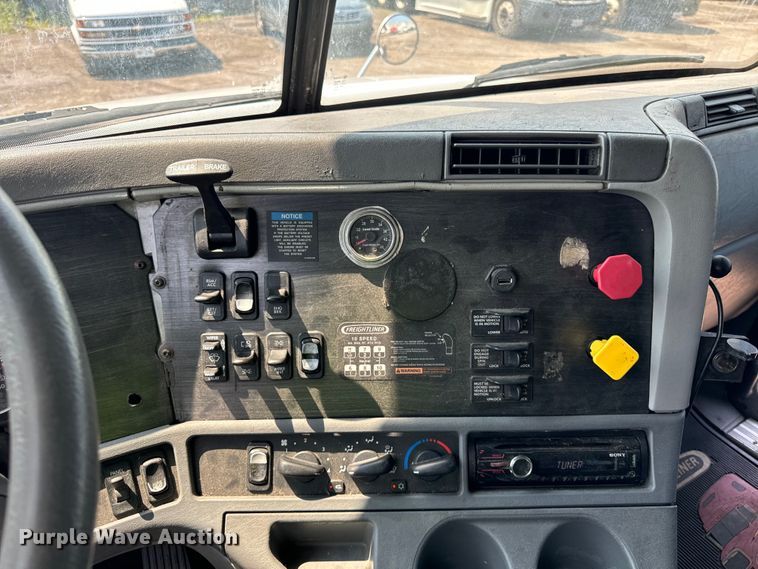 image for item OG9601 2006 Freightliner  Columbia  semi truck