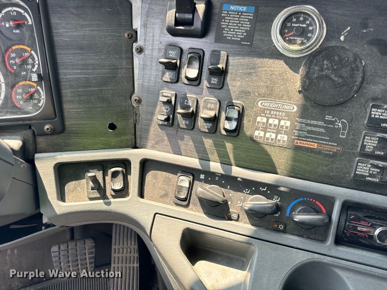 image for item OG9601 2006 Freightliner  Columbia  semi truck