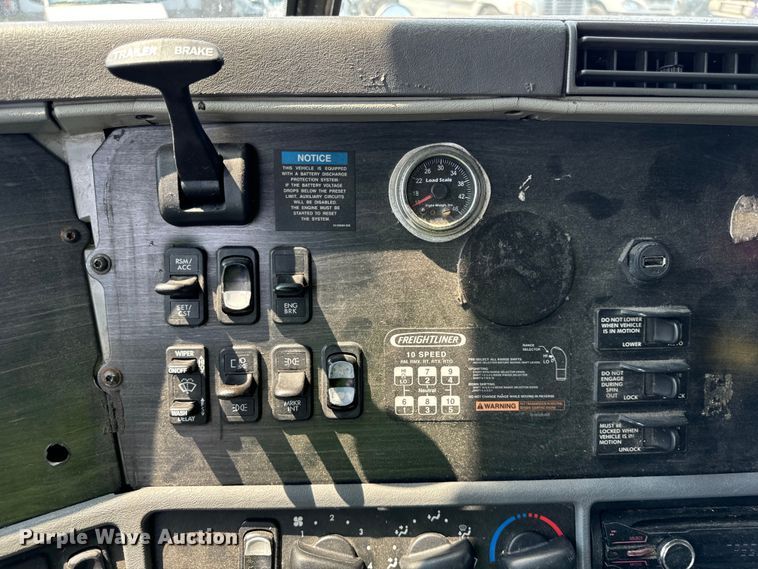 image for item OG9601 2006 Freightliner  Columbia  semi truck