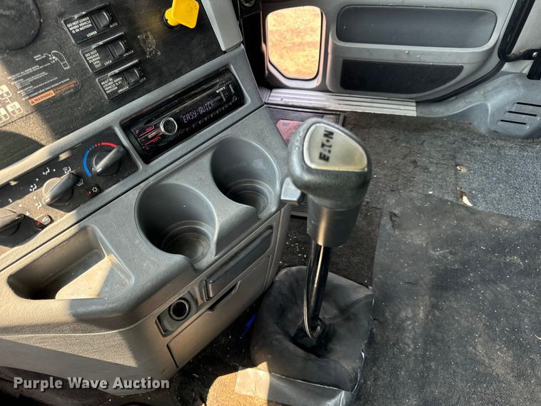 image for item OG9601 2006 Freightliner  Columbia  semi truck