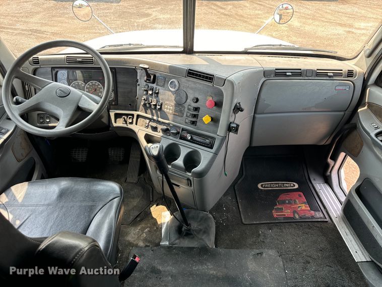 image for item OG9601 2006 Freightliner  Columbia  semi truck