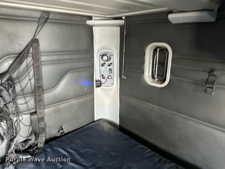 image for item OG9601 2006 Freightliner  Columbia  semi truck