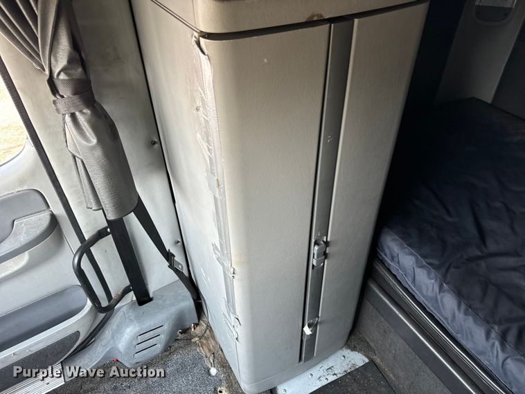 image for item OG9601 2006 Freightliner  Columbia  semi truck